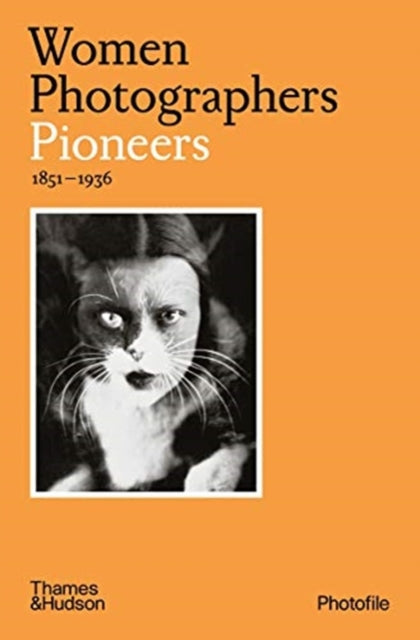 Book cover of: Women Photographers: Pioneers. By: Clara Bouveresse